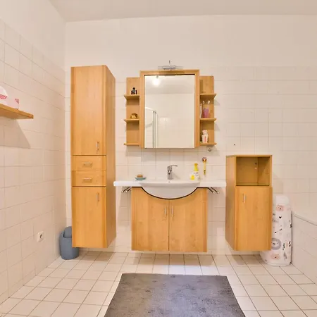 Etagenwohnung Mit Garten Apartment *